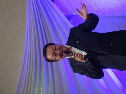 あいさつする新川紗敏会長